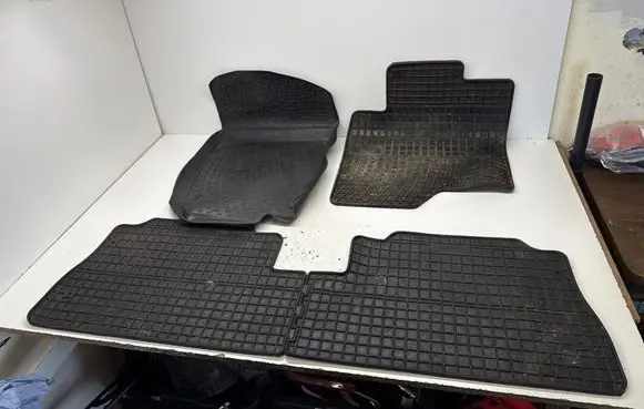 Chevrolet Captiva Car floor mat set 