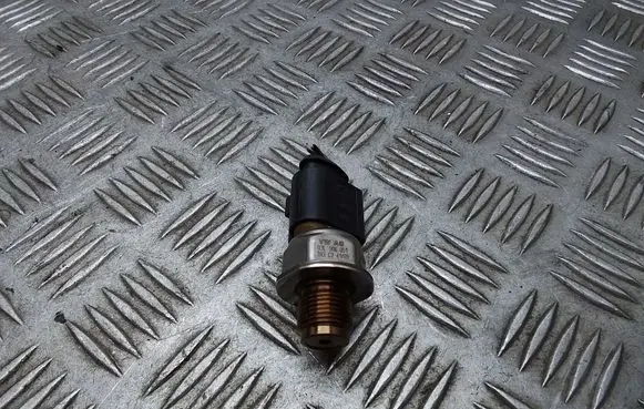 Volkswagen PASSAT B6 Fuel pressure sensor 03L906051