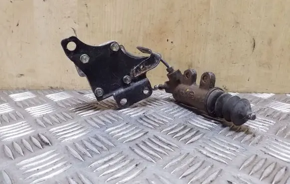 Toyota Corolla E120 E130 Clutch slave cylinder 