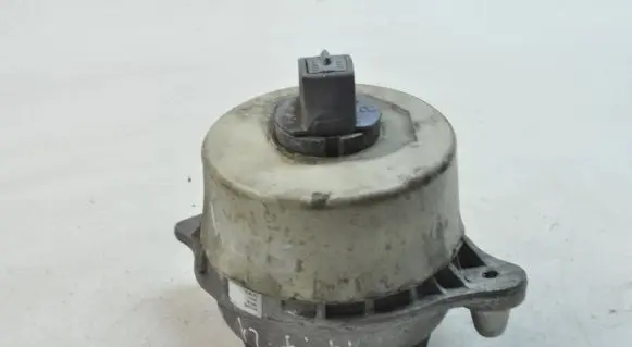 Mercedes-Benz C W205 Engine mount bracket A2052404600