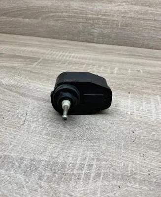 Volkswagen PASSAT B3 Headlight level adjustment motor 357941295 00437548