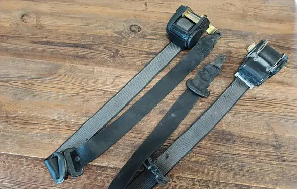 BMW 7 E32 Front seatbelt 72118167981 72118167982 8167981