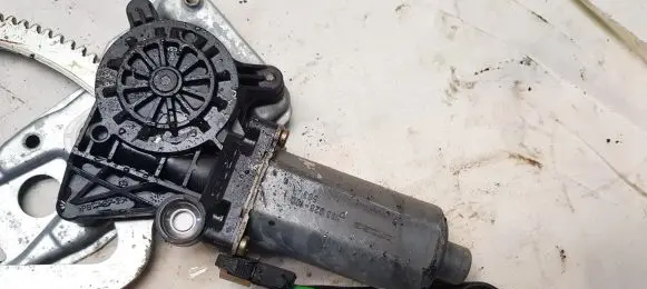 Mercedes-Benz C W202 Front door window regulator motor 0130821639