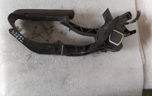Mercedes-Benz E W211 Accelerator throttle pedal A2113000404 2113000404