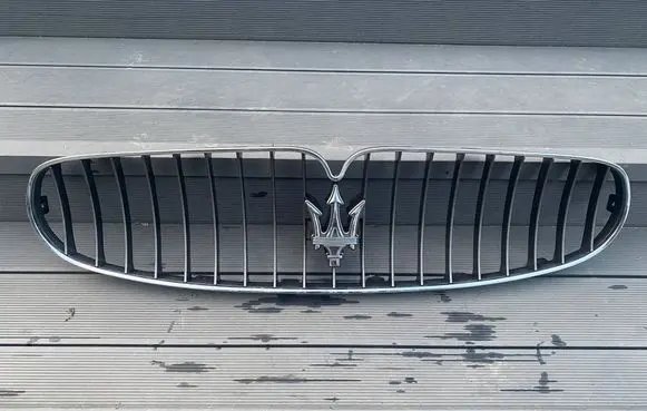 Maserati GranTurismo Front bumper upper radiator grill 68250900