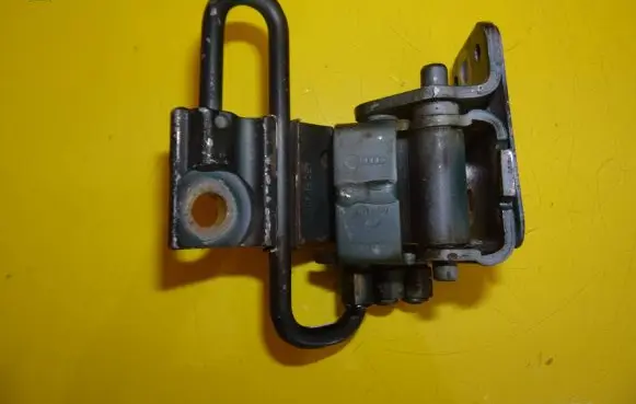 Audi A6 S6 C5 4B Front door lower hinge 4B0831411