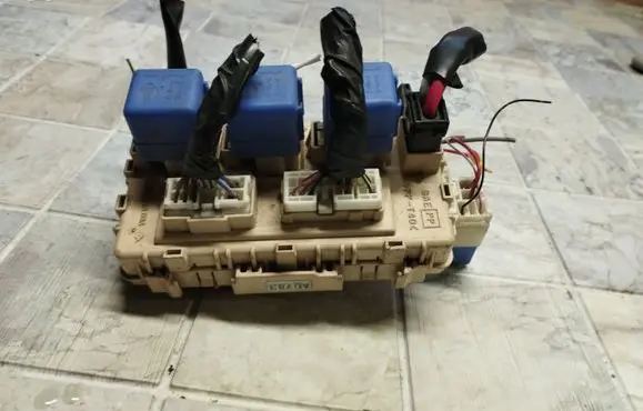 Nissan X-Trail T30 Fuse module 2523079981
