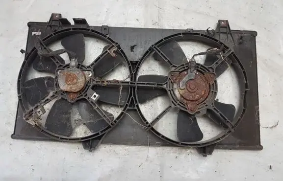 Radiator cooling fan shroud