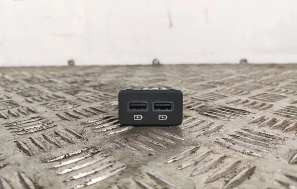 Peugeot 508 USB socket connector 9827093777 685324466