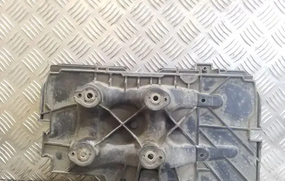 Volkswagen Golf IV Battery tray 1J0915333