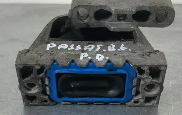 Volkswagen PASSAT B6 Engine mount bracket 1K0199262