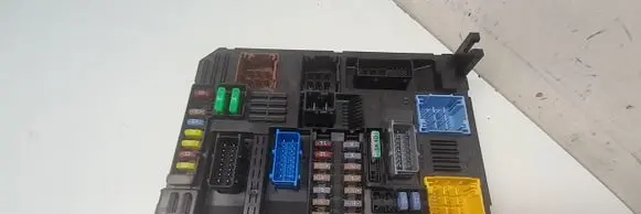 Peugeot 5008 II Fuse module 9832880680