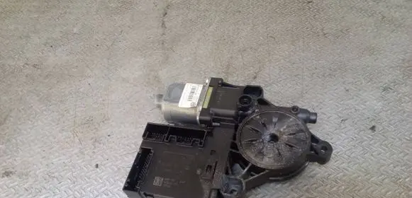 Volkswagen PASSAT B7 Front door window regulator motor 0130822451 938384308