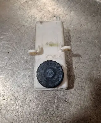 Brake fluid reservoir