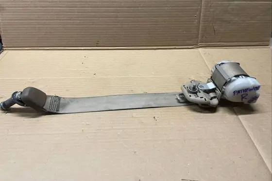 Nissan Pathfinder R51 Front seatbelt 7P1090
