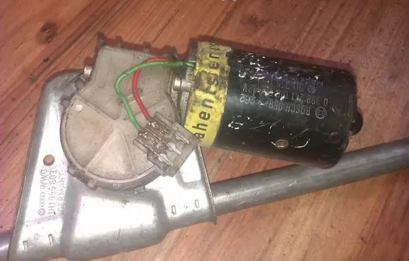 Volkswagen Golf III Wiper motor 0390241109