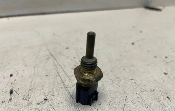 Nissan X-Trail T30 Coolant temperature sensor A27621