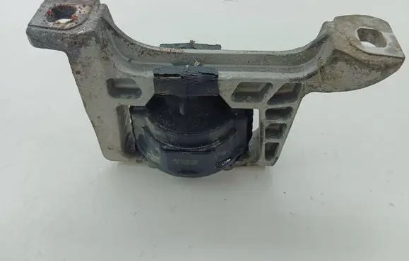 Ford Focus Engine mount bracket