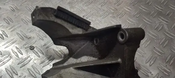 Engine mounting bracket