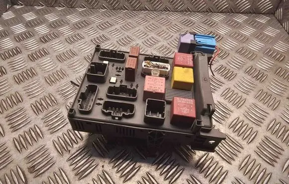 Renault Espace - Grand espace IV Fuse module 518837018 8200004201E 8200283815