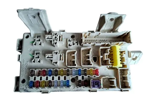 Toyota Avensis T250 Fuse module 82641CA030F
