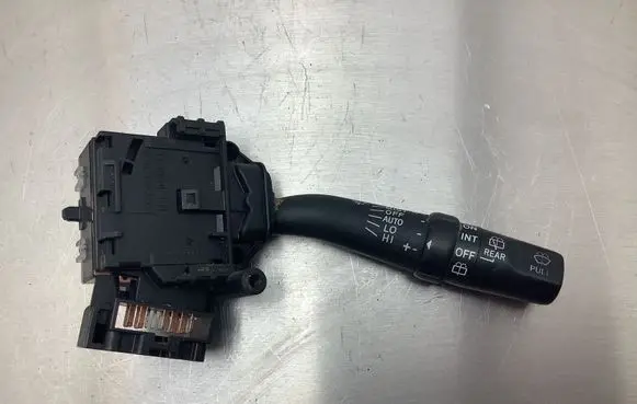 Toyota Avensis T250 Wiper control stalk 173654