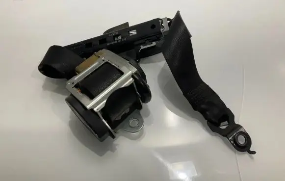 Mercedes-Benz E W211 Front seatbelt 2118607985 2A6F4010 040418