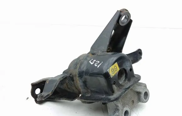 Lexus CT 200H Engine mount bracket
