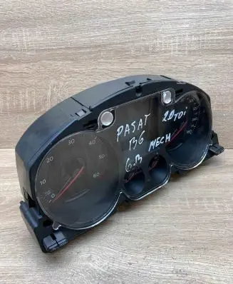 Volkswagen PASSAT B6 Speedometer (instrument cluster) 3C0920960A V0013000