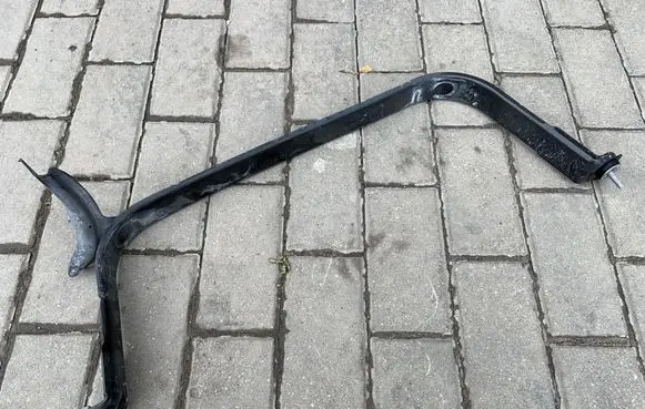 Audi Q7 4M Fuel tank mounting bracket 4M0201392F