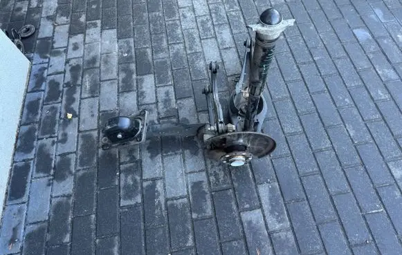 Rear wheel hub spindle/knuckle