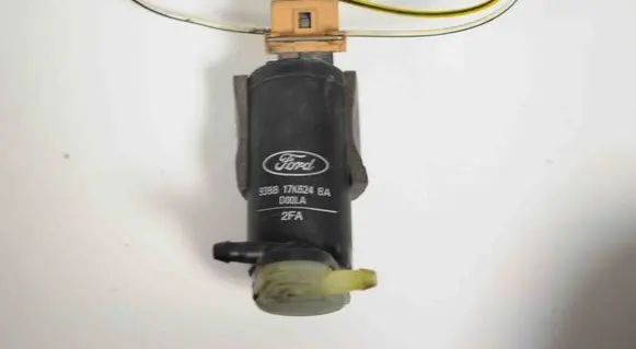 Ford Focus Windscreen/windshield washer pump 93BB17K624BA
