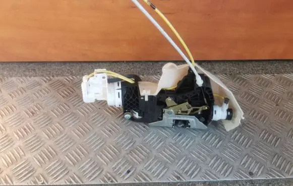 Mercedes-Benz S W220 Rear door lock 2207305835