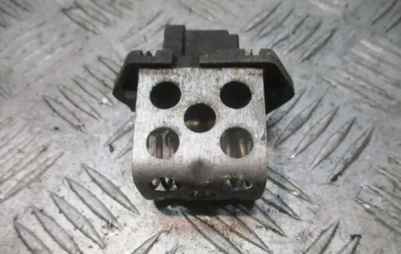 Nissan Primera Coolant fan relay 