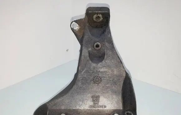 Volkswagen PASSAT B5.5 Engine mounting bracket 8D0199308AB