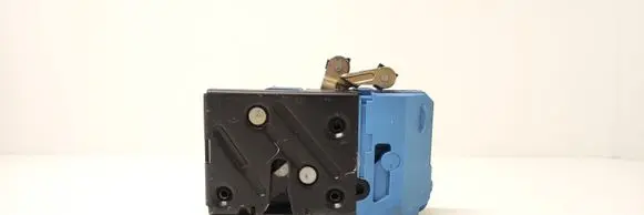 Volvo XC70 Front door lock 8650544