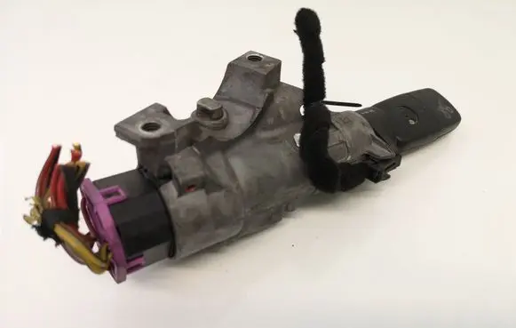 Volkswagen PASSAT B5.5 Ignition lock 4B0905851C 4B0905849