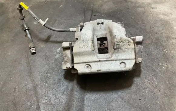 Volvo XC40 Front brake caliper 31665741