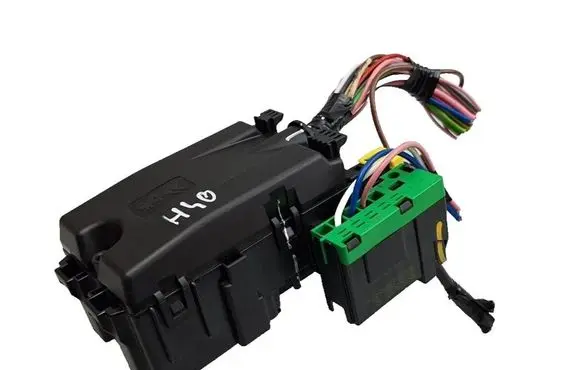 Peugeot 3008 II Fuse module 9806192580