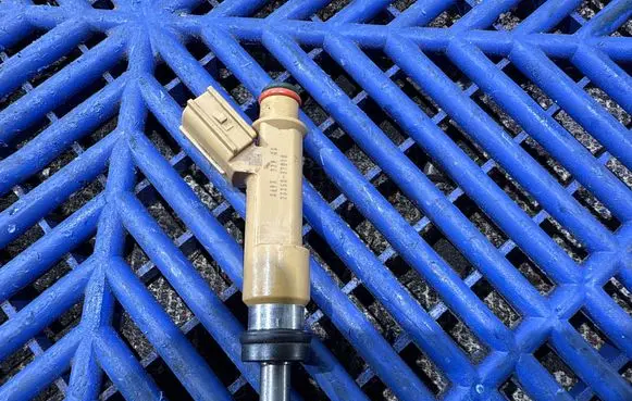 Toyota Auris E180 Fuel injector 2325037010