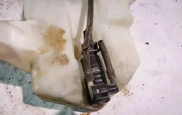 Ford Mondeo Mk III Windscreen/windshield washer pump 1s7117k624fc