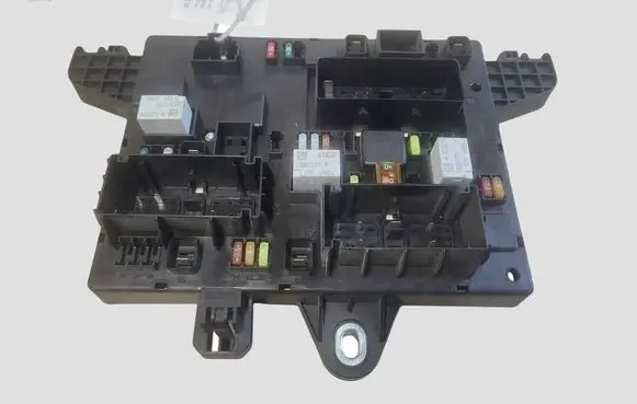 Opel Zafira C Fuse module 365927271 1110304AA 13449202
