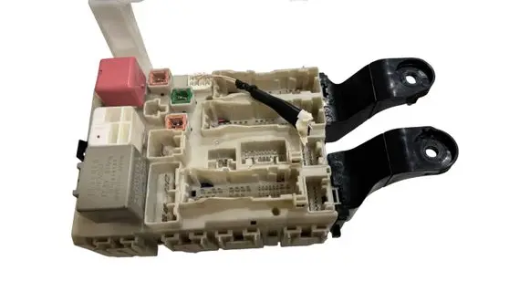 Toyota Corolla Verso AR10 Fuse module 8273002770 21628C15 05328E21