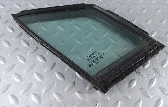 Toyota Avensis T270 Front door vent window glass four-door 6821505010 43R001605