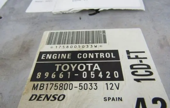 Toyota Avensis T220 Engine control unit/module 8966105420