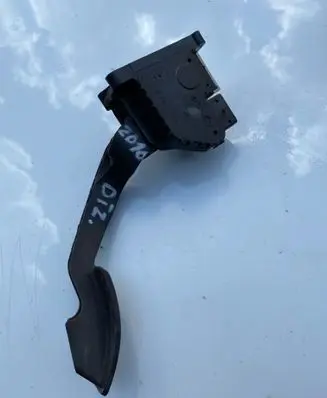 Opel Corsa D Accelerator throttle pedal 13305804 B720