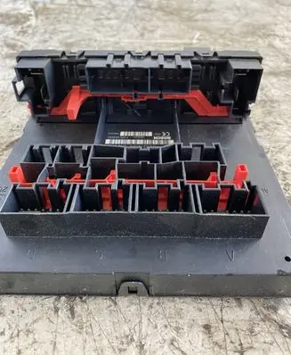 Volkswagen Touran I Fuse module