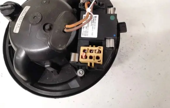 Volkswagen PASSAT B6 Heater blower motor/fan resistor 3c0907521