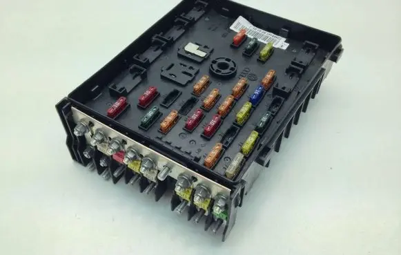 Volkswagen PASSAT CC Fuse module 3C0937125