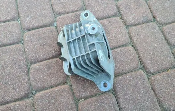 Opel Insignia B Engine mount bracket 84065724